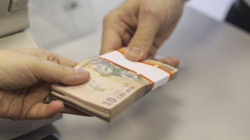 SURSE Amendament USR care interzice bonusurile la Autoritatea de Supraveghere Financiară, ANRE, ANCOM, acceptat în coaliție / Propunerea trebuie adoptată și în ședința de Guvern