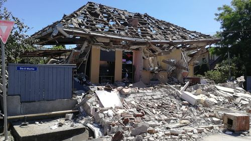 Cluj: Explozie puternică într-o casă din comuna Apahida / Două persoane au fost transportate la spital