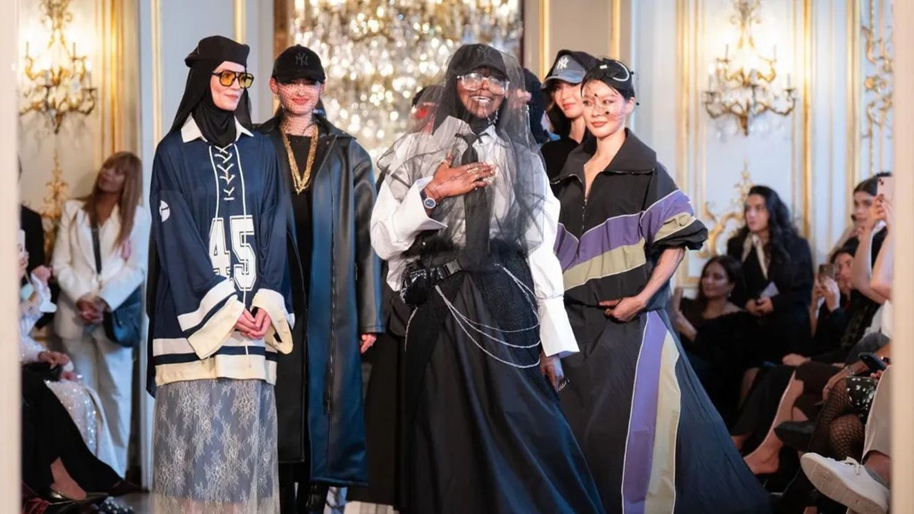 Cum arată Modest Fashion Week, îmbrăcămintea pentru femeile musulmane: hijabul cu cozoroc și burkini, o combinație între burka și bikini
