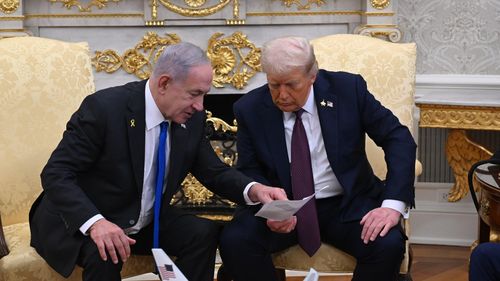 Netanyahu ar fi fost luat prin surprindere de reacţia lui Trump care a cerut Israelului să înceteze focul în Gaza / Premierul israelian consideră răspunsul Hamas la planul SUA ca fiind un refuz