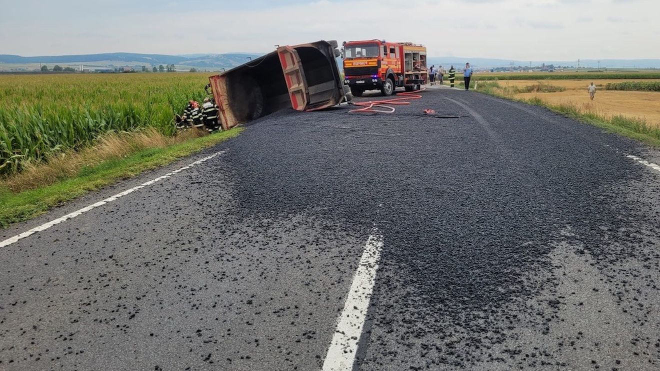 Accident mortal în județul Covasna / A decedat șoferul unui camion încărcat cu asfalt