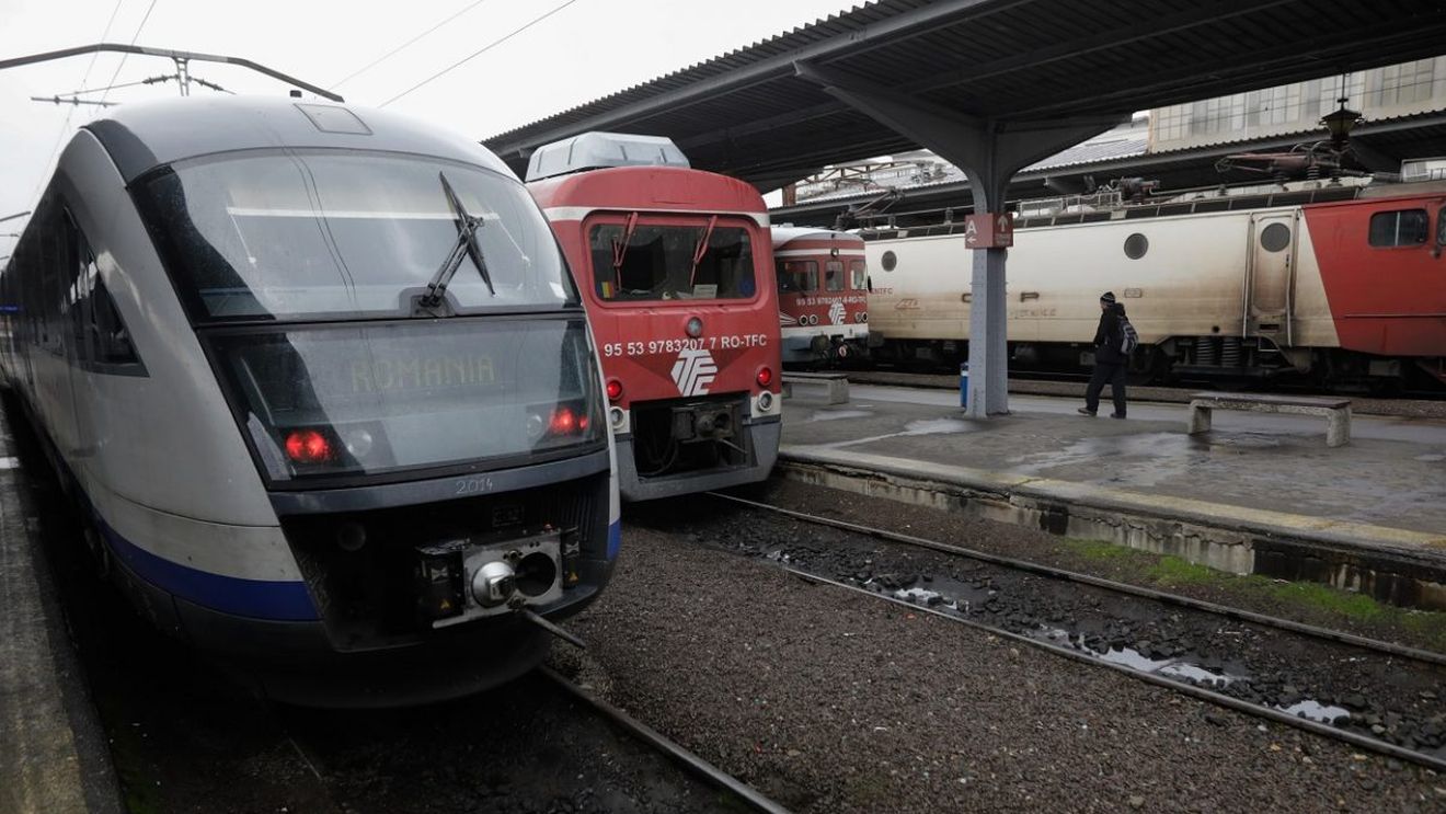 Circulaţia feroviară, afectată de căderea copacilor / Un tren este blocat între Izvorul Mureşului şi Izvorul Oltului, alte cinci staționează în gări