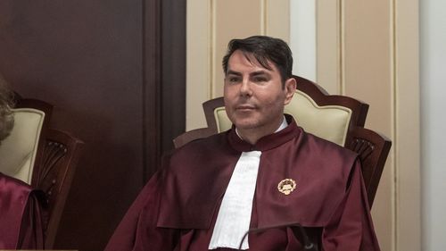 Judecătorul CCR Gheorghe Stan, zis Giani, a depus abia marți propria cerere de sesizare a Curții de Justiție a UE, în speranța că mai obține o amânare