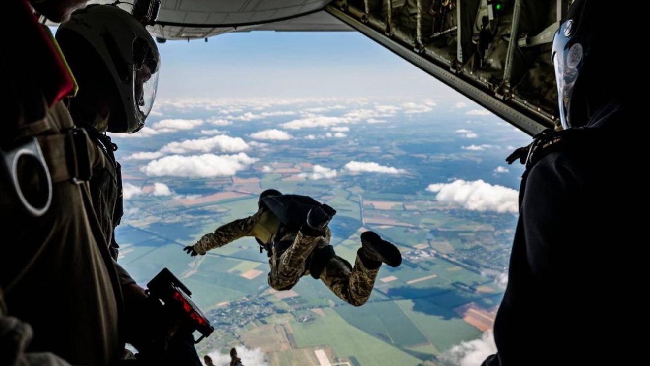 Un parașutist militar a murit într-un exercițiu pe Aerodromul din Boboc. Parașutistului nu i s-a desfăcut parașuta - surse