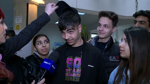 Ce salariu așteaptă un elev cu 4,50 la matematică, la simulare. „2-3.000 de lei pe zi. Vreau să mă apuc de frizerie”