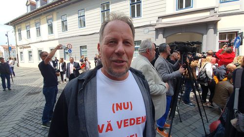 Câțiva profesori protestează în Sibiu, în timp ce familia Iohannis se pregătește să viziteze Colegiul Brukenthal/ Pe tricoul unui protestatar scrie ”NU vă vedem din Sibiu”, cu aluzie la absența protestatarilor de altădată