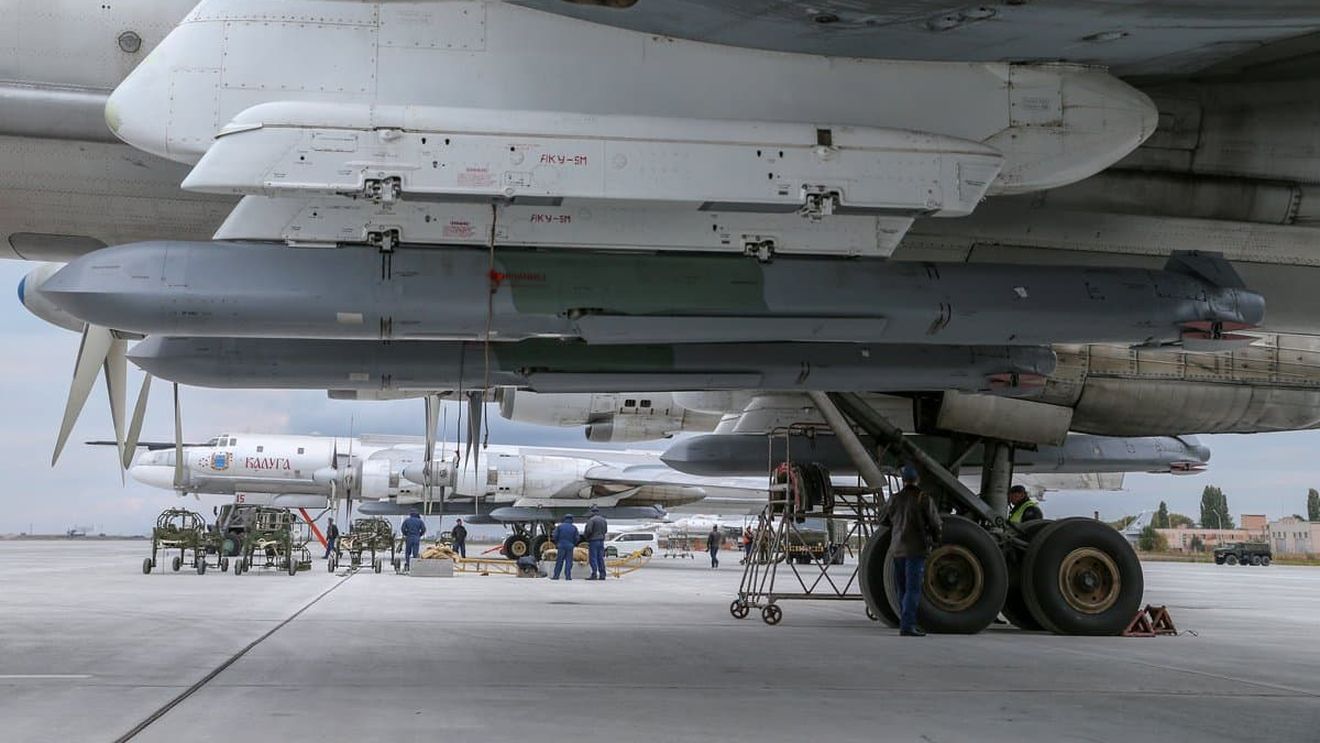 Serviciile secrete britanice: Forțele aerospațiale ruse au echipat rachetele Kh-101 cu un al doilea focos
