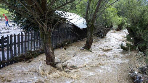 Cod galben de inundaţii în 9 judeţe ale ţării / Hidrologii anunţă scurgeri importante pe versanţi, torenţi, pâraie şi viituri rapide