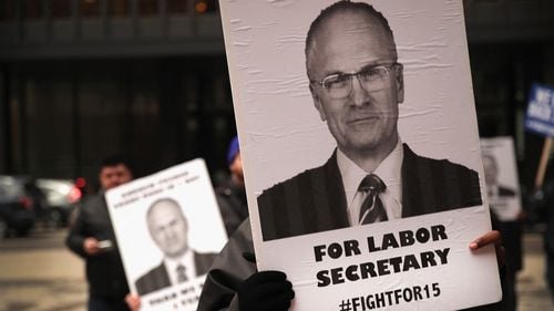 Președintele Donald Trump îl nominalizează pe Andrew Puzder, fost șef de restaurante fast-food, drept ambasador la UE