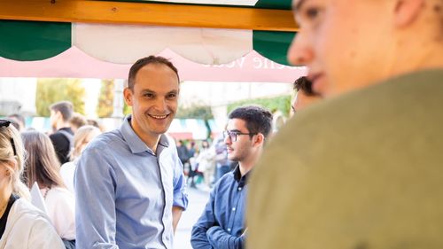 UPDATE Slovenia: Conservatorul Anze Logar a obţinut aproape 34% din voturi în primul tur al alegerilor prezidenţiale /El se va înfrunta cu Natasa Pirc Musar în turul al doilea