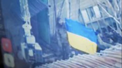 Ucrainenii au ridicat un steag albastru-galben în Pokrovsk, pentru a arăta reporterilor BBC că luptele continuă în orașul pe care Rusia susține că l-a cucerit deja