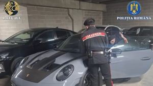 VIDEO 20 de mașini de lux, în valoare de aproximativ 1, 7 milioane euro, luate în leasing din România și transportate în Italia / Liderul grupării infracționale ar fi Petrea Alfred, urmărit internațional, care s-ar afla în relații apropiate cu membri ai organizației mafiote Ndragheta
