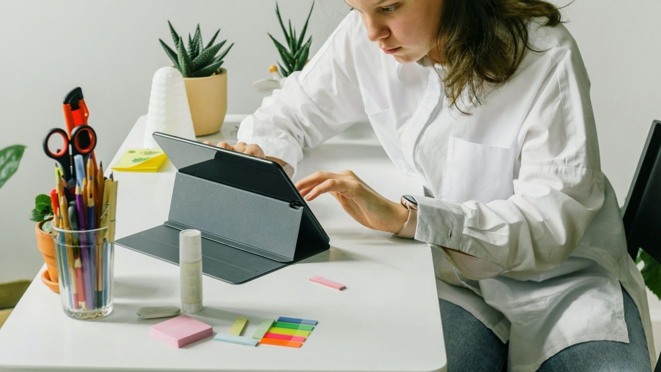 Sondaj Bestjobs: Mai mult de jumătate dintre angajați plănuiesc o schimbare în carieră în început de 2024, motivați de nevoia unei creșteri salariale. Bugetul pe care îl alocă pentru sărbători este mai mare față de anii trecuți, pe fondul creșterii prețurilor