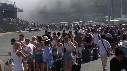Ce se întâmplă de fapt în Santorini. Mulțimi uriașe de turiști coboară de pe feribot și se înghesuie pe străduțe. VIDEO