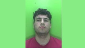 Un suporter al clubului de fotbal Chelsea care a postat tweet-uri antisemite a fost condamnat la închisoare cu executare de o curte din Londra