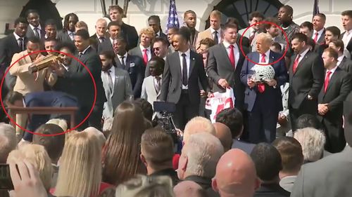 VIDEO JD Vance scapă și dezmembrează trofeul campionatului naţional de fotbal universitar al statului Ohio, la festivitatea de la Casa Albă