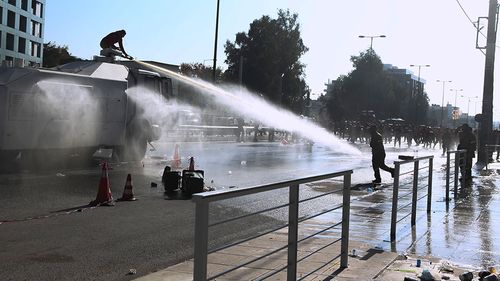 Poliţia din Grecia a folosit gaze lacrimogene şi tunuri cu apă împotriva pompierilor care protestau la Atena
