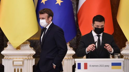 Emmanuel Macron anunță că ”va trimite” material defensiv Ucrainei, dar fără să precizeze când