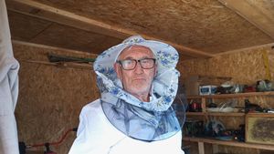 Satul din România unde oamenii încă trăiesc din troc / Gheorghe Tisanu, apicultor de 83 de ani din satul Tisa: „Dai orice și primești orice! Îi dau buruienile din curte și-mi dă o cană de lapte!”