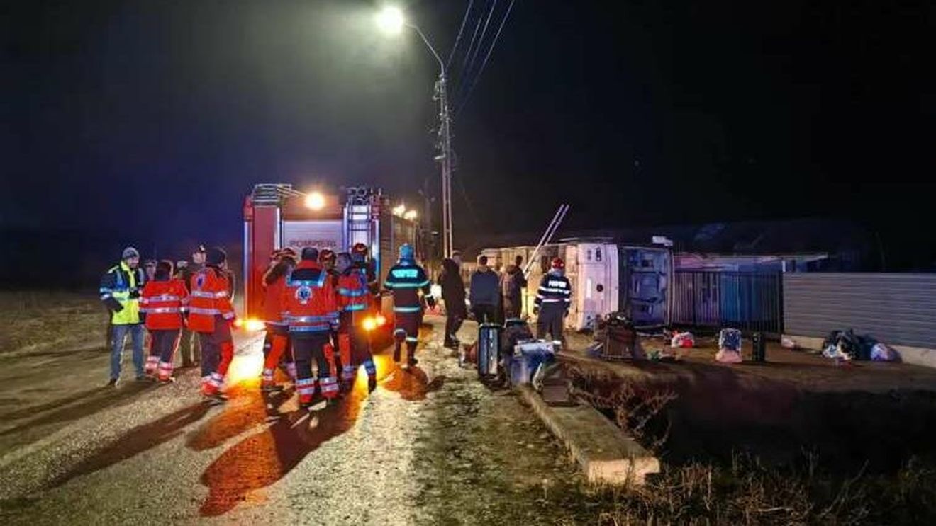 Iași: Autocar răsturnat la intrarea în Pașcani / 35 de persoane, membri ai unui ansamblu folcloric, se aflau în acest autocar