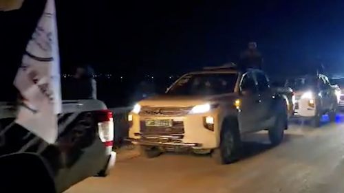 Zeci de mii de sirieni fug din Homs de teama avansului rebelilor care au cucerit Hama