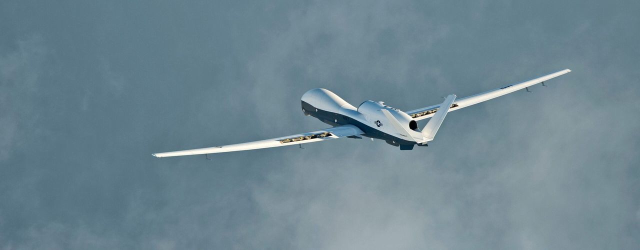 Sondaj G4Media: Cum ar trebui să procedeze Armata Română în cazul dronelor care intră în spațiul nostru aerian?
