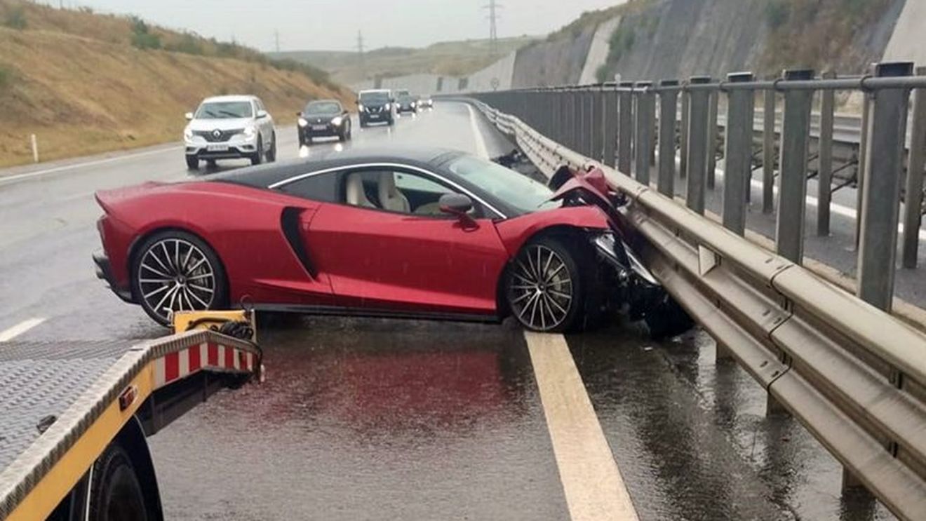 Un McLaren de 200.000 de euro a zburat în parapet pe autostrada Transilvania. Șoferul a scăpat cu viață/ SURSE Avea permisul suspendat, prins acum cinci zile cu 201 km/h