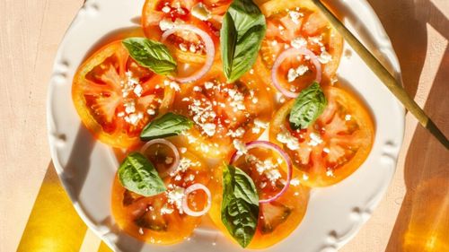 Trei rețete cu roșii pentru cină/ Nelipsită în salate, roșia dă savoare și altor preparate