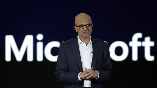 Microsoft a dat afară de la o întâlnire cu CEO-ul companiei cinci angajați care s-au opus vânzării de servicii către armata israeliană / Aveau pe tricouri mesajul: „Codul nostru ucide copii, Satya?”