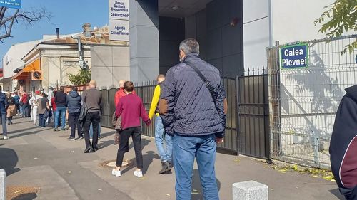 VIDEO Coadă uriașă și la Centru de Vaccinare din Sectorul 6 / 10.898 de persoane s-au vaccinat la maratonul vaccinării în București