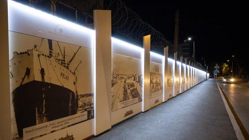 FOTO Gardul închisorii din Tulcea s-a transformat în expoziție în aer liber. Imagini de epocă ale orașului au fost expuse pe o lungime de 221 metri