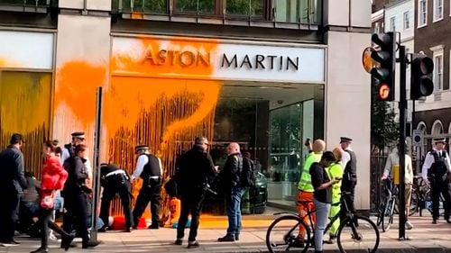 Protestatarii Just Stop Oil au stropit cu vopsea portocalie showroom-ul Aston Martin din Londra