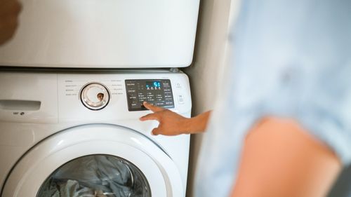 Cele mai comune 15 greșeli pe care le facem acasă, spuse de experții pe fiecare domeniu: de la antrenarea câinelui, la ronțăit snack-uri și folosirea produselor de curățenie