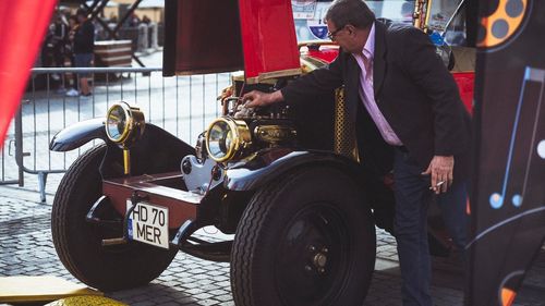 FOTO Un raliu ca o vacanță la Sibiu: Un Renault Torpedo din 1920, cea mai veche mașină la Transylvania Classic Rally / 27 de echipaje înscrise în categoria automobilelor electrice / Sâmbătă se urcă pe Transfăgărășan