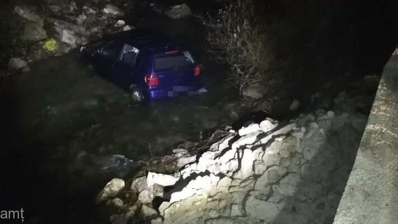 O maşină în care se aflau patru femei a căzut în râul Bicaz/ Victimele au ajuns la spital