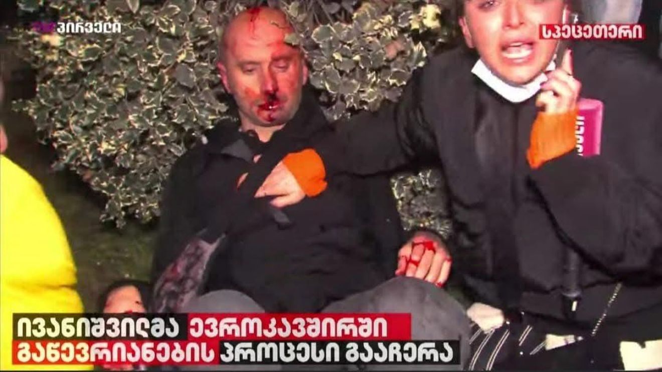 VIDEO Georgia: Poliţia a folosit gaze lacrimogene împotriva manifestanţilor pro-UE / Un ziarist a fost pus la pământ cu un pumn de către un polițist
