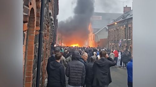 Revolte violente în Irlanda de Nord după o manifestaţie paşnică stârnită de cazul a doi doi minori români care ar fi agresat sexual o fată. 15 poliţişti au fost răniţi în confruntări cu protestatari mascaţi