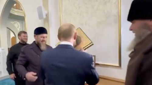 Vladimir Putin a sărutat Coranul, cartea sfântă a islamului, în timpul unei vizite în Cecenia