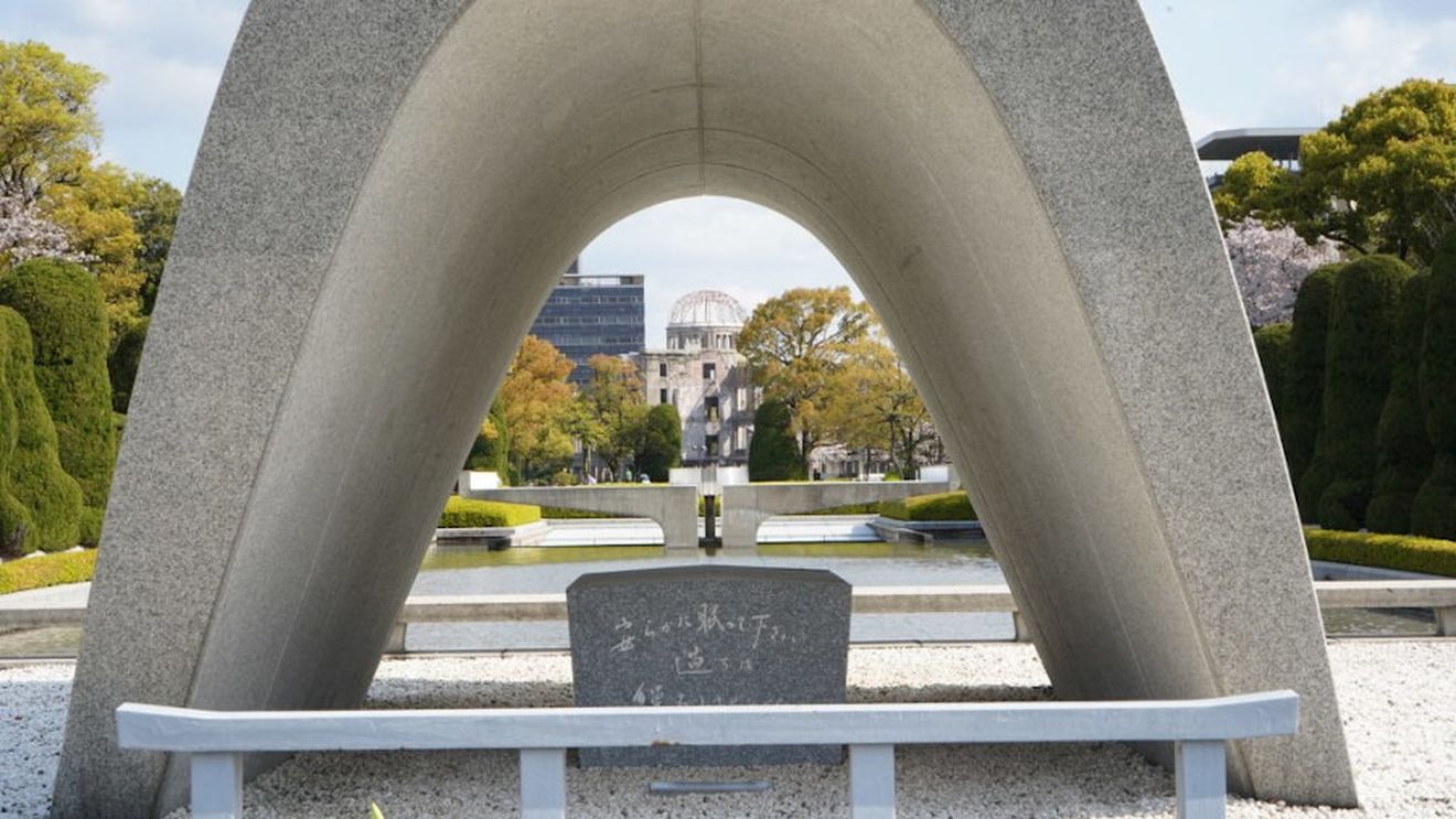 Premiul Nobel pentru Pace a fost atribuit în 2024 organizaţiei japoneze Nihon Hidankyo, o mișcare creată de supravieţuitorii bombelor atomice lansate la Hiroshima şi Nagasaki. Organizația militează pentru o lume fără arme nucleare