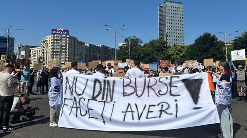 VIDEO Studenții au protestat în Piața Victoriei față de intenția Guvernului de a reduce bursele / “Fără burse, fără carte, România merge-n spate!”