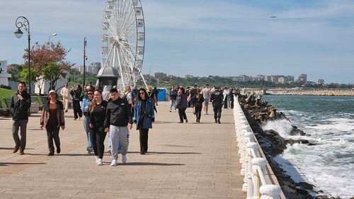 Litoralulromanesc.ro: Peste 70.000 de turişti au ales litoralul pentru vacanţa de 1 Mai şi Paşte. Cele mai aglomerate staţiuni au fost Mamaia, Costineşti şi Vama Veche. Preţul mediu al unui sejur a fost de 1.106 lei/camera dublă