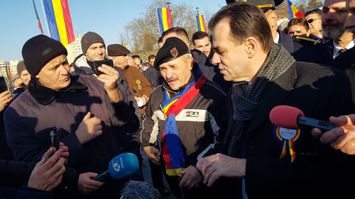 Premierul Orban i-a dat cartea de vizită unei persoane care l-a abordat în mod repetat și i-a cerut să se țină de cuvânt