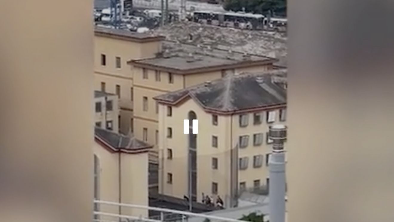Revoltă într-o închisoare din Genova, deținuții au urcat pe acoperiș / Mai mulți ofițeri au fost răniți / Ipoteza unei reglări de conturi după ce un deținut ar fi fost violat de către alți șase