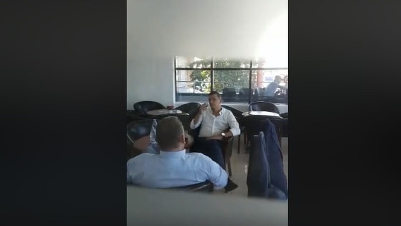 VIDEO Fostul premier Sorin Grindeanu, surprins în timp ce fuma într-o zonă interzisă a aeroportului din Timișoara