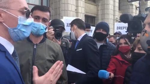 VIDEO Epic fail: Ministrul Stelian Ion a discutat cu protestari care cereau dezincriminarea conducerii fără permis, crezând că sunt protestatari pentru dosarul 10 august