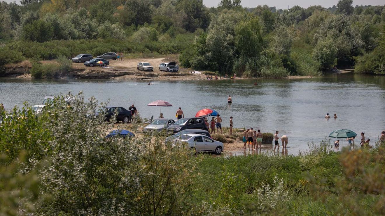 Reziduuri petroliere observate în râul Argeș/ Se intervine pentru limitarea efectelor poluării