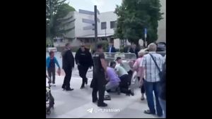 Bărbatul care l-a rănit pe Fico spune că nu a vrut să-l omoare, îşi regretă fapta şi vrea să-i ceară scuze. Juraj Cintula îi reproşează desfiinţarea biroului procurorului special, atacarea presei, oprirea ajutorului militar destinat Ucrainei şi politica sa faţă de UE