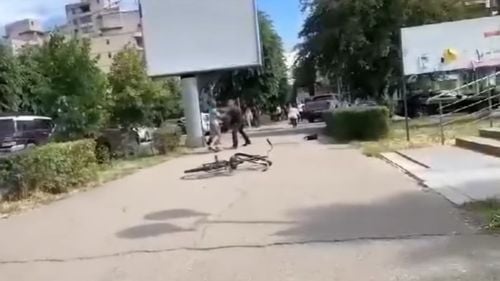 VIDEO Câțiva trecători filmează și comentează amuzați un atac cu cuţitul în centrul Devei: Mai dă-i, dă-i în spate / Are cuţit, bă, eşti prost?