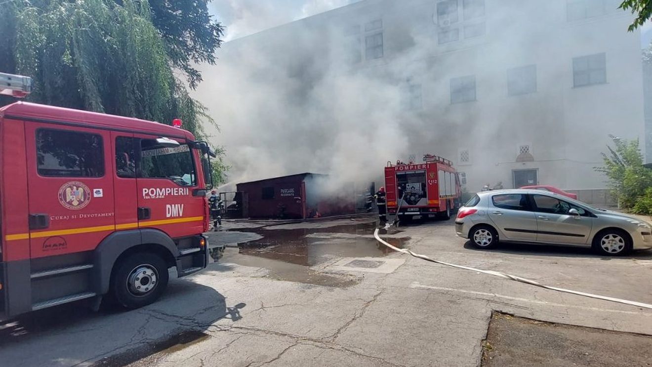 UPDATE: Incendiul izbucnit la o anexă a Operei Naționale București a fost stins, nu există victime și nici pagube însemnate