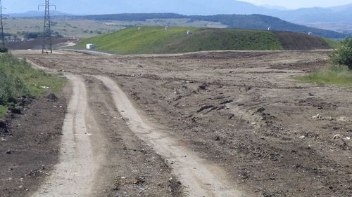 O fostă groapă de gunoi din Sibiu se transformă în parc fotovoltaic cu bani europeni / Cele peste 10 mii de panouri solare vor acoperi cea mai mare parte din iluminatul stradal din municipiu